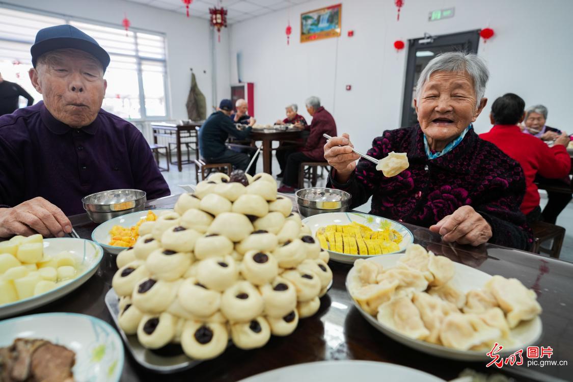 【新春走基层】万家灯火年夜饭 烟火温情贺新春