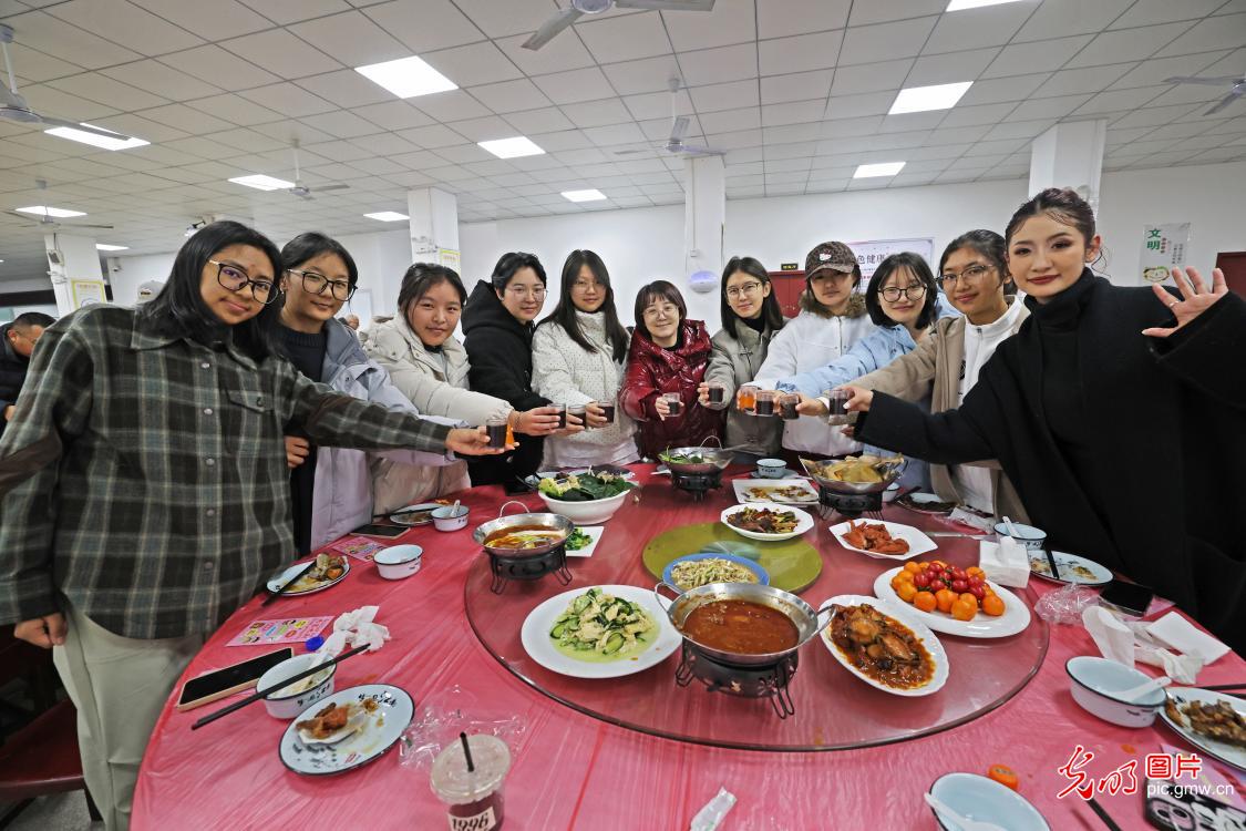 【新春走基层】万家灯火年夜饭 烟火温情贺新春