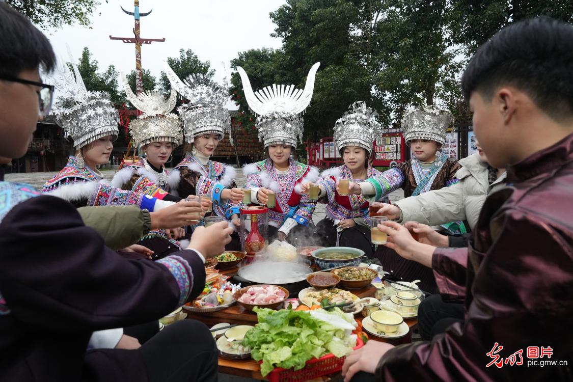 【新春走基层】万家灯火年夜饭 烟火温情贺新春