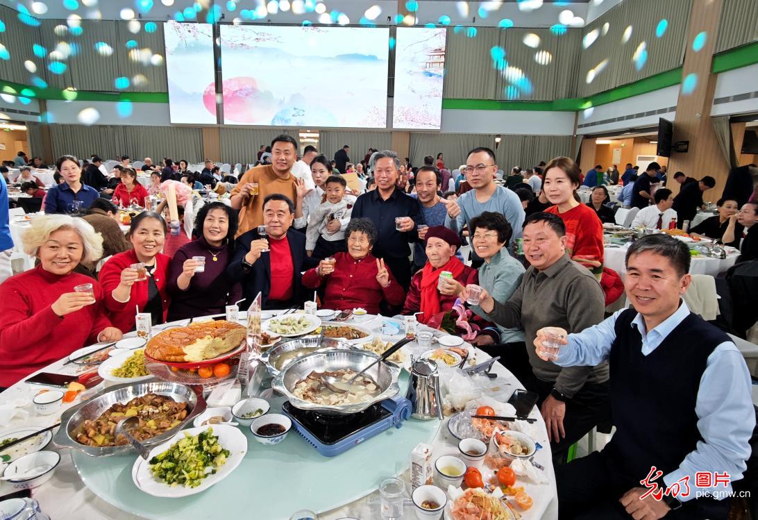 【新春走基层】万家灯火年夜饭 烟火温情贺新春