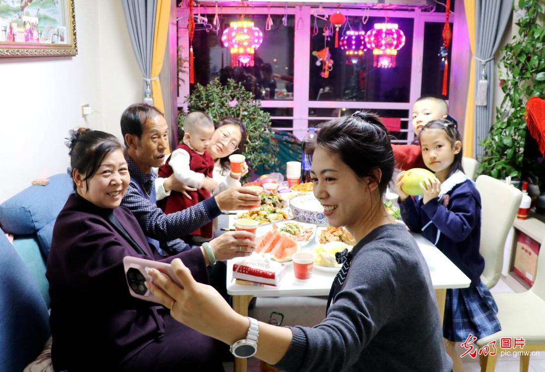 【新春走基层】万家灯火年夜饭 烟火温情贺新春