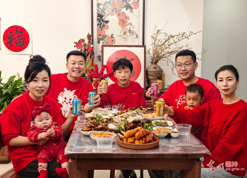 【新春走基层】万家灯火年夜饭 烟火温情贺新春