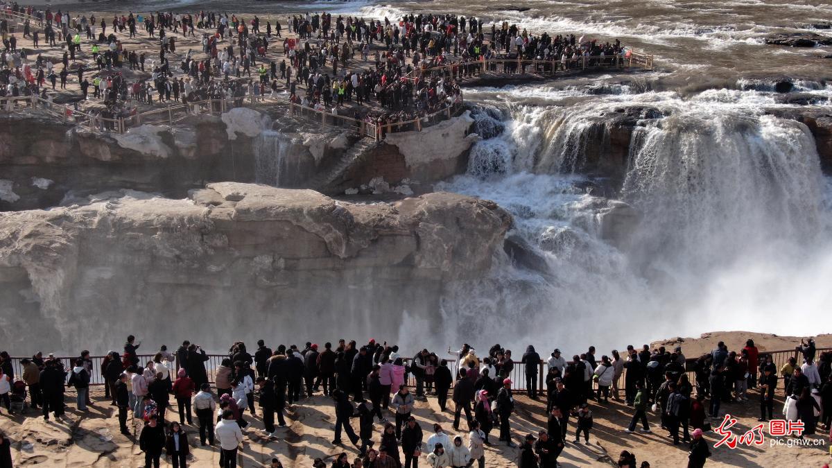 壮美瀑布迎客来