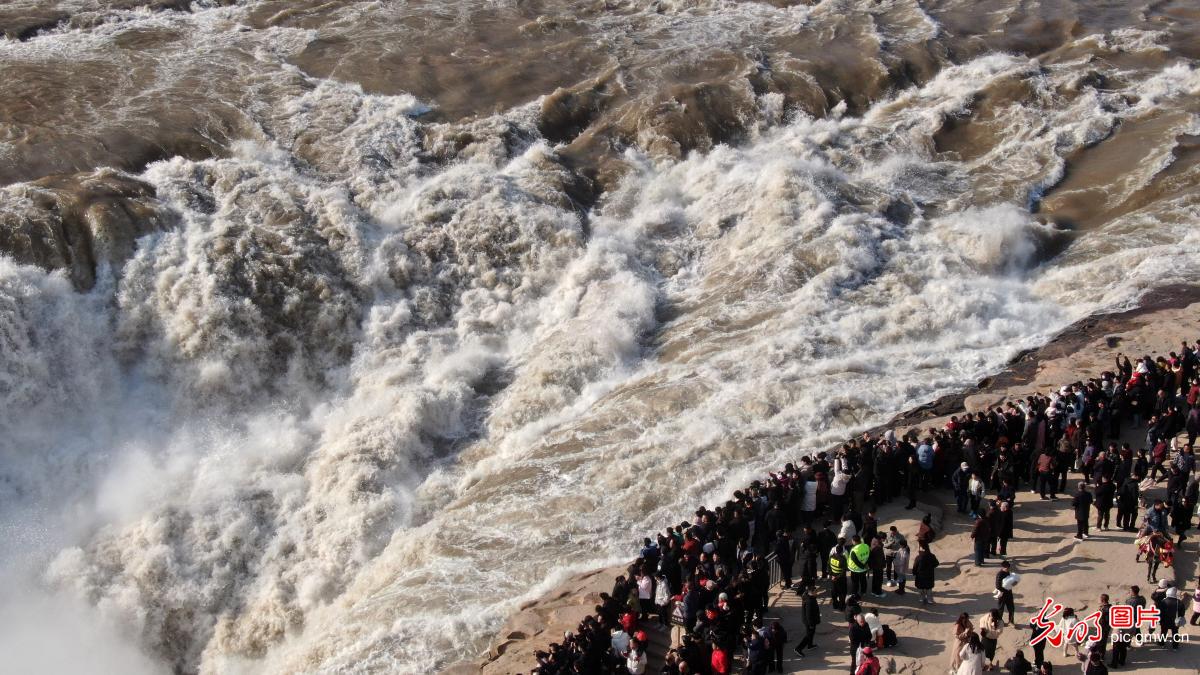 壮美瀑布迎客来