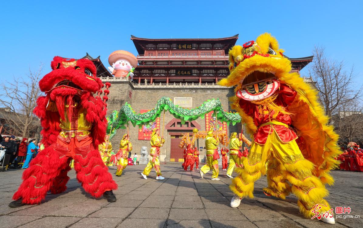 大年初一古城年味浓