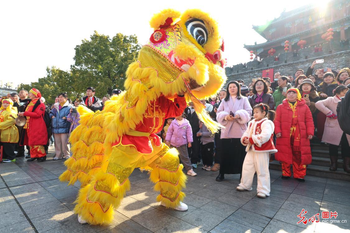 大年初一古城年味浓