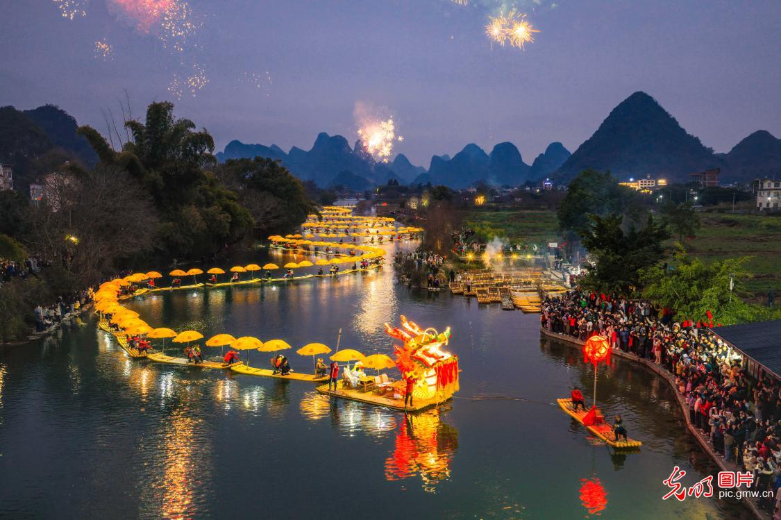 遇龙河“金龙巡游”迎新春