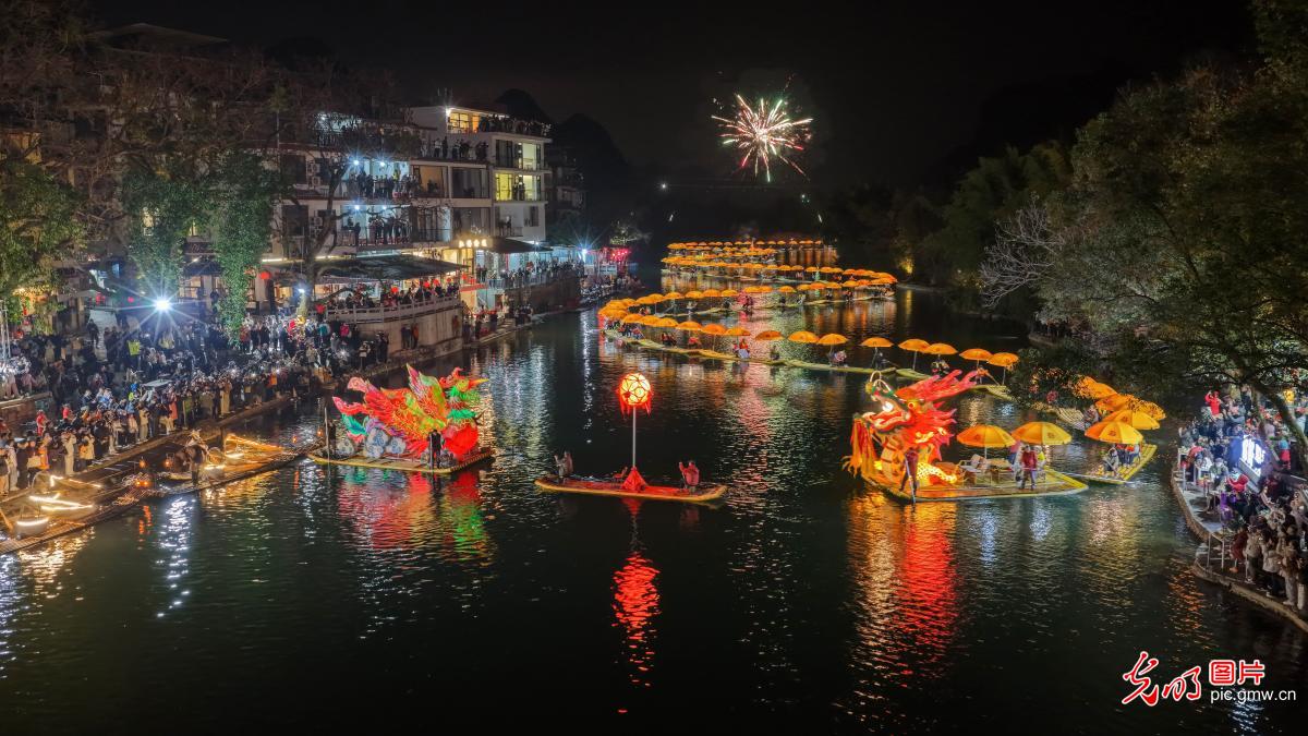 遇龙河“金龙巡游”迎新春