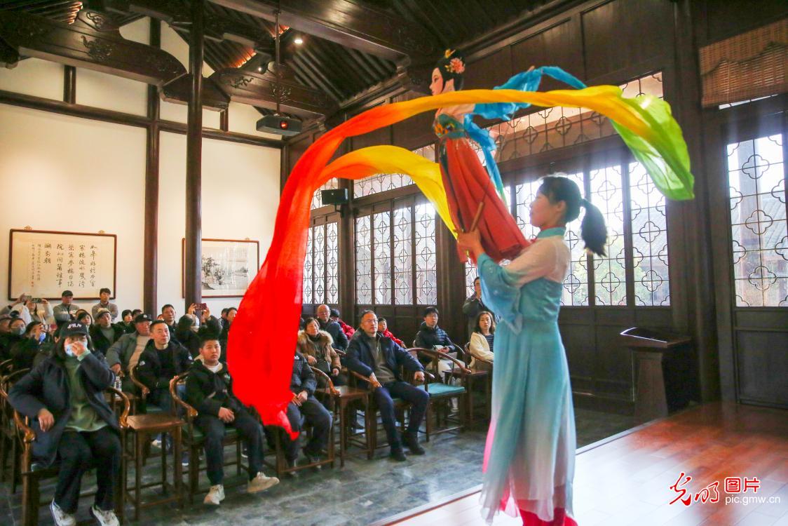 非遗木偶添年味 传统技艺醉游人