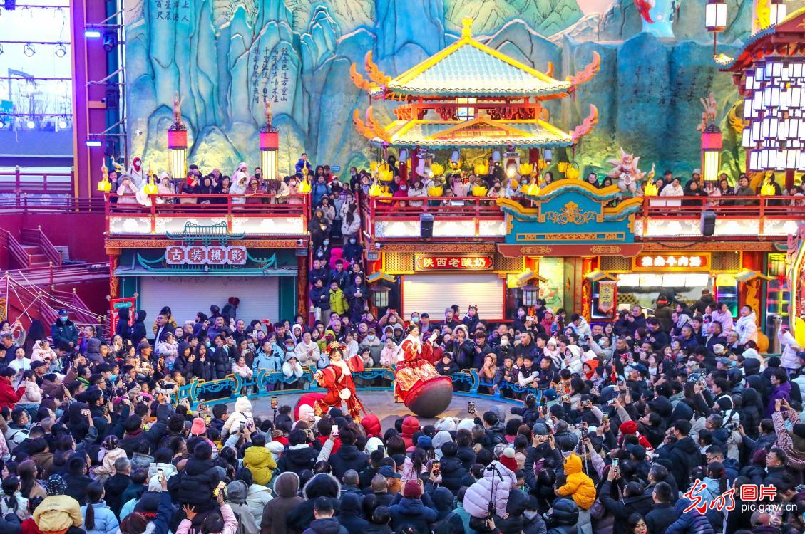 惠民举措添年味 流光溢彩迎客来