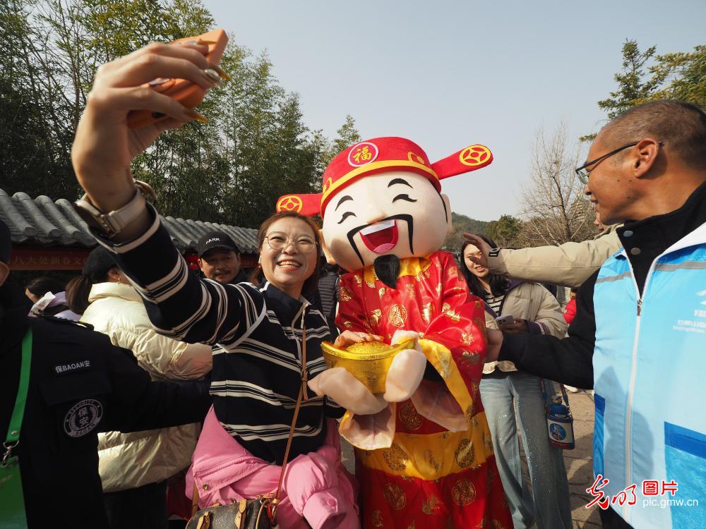 正月初五迎财神 民俗年味里藏着满满新期盼 正月初五迎财神 民俗年味里藏着满满新期盼