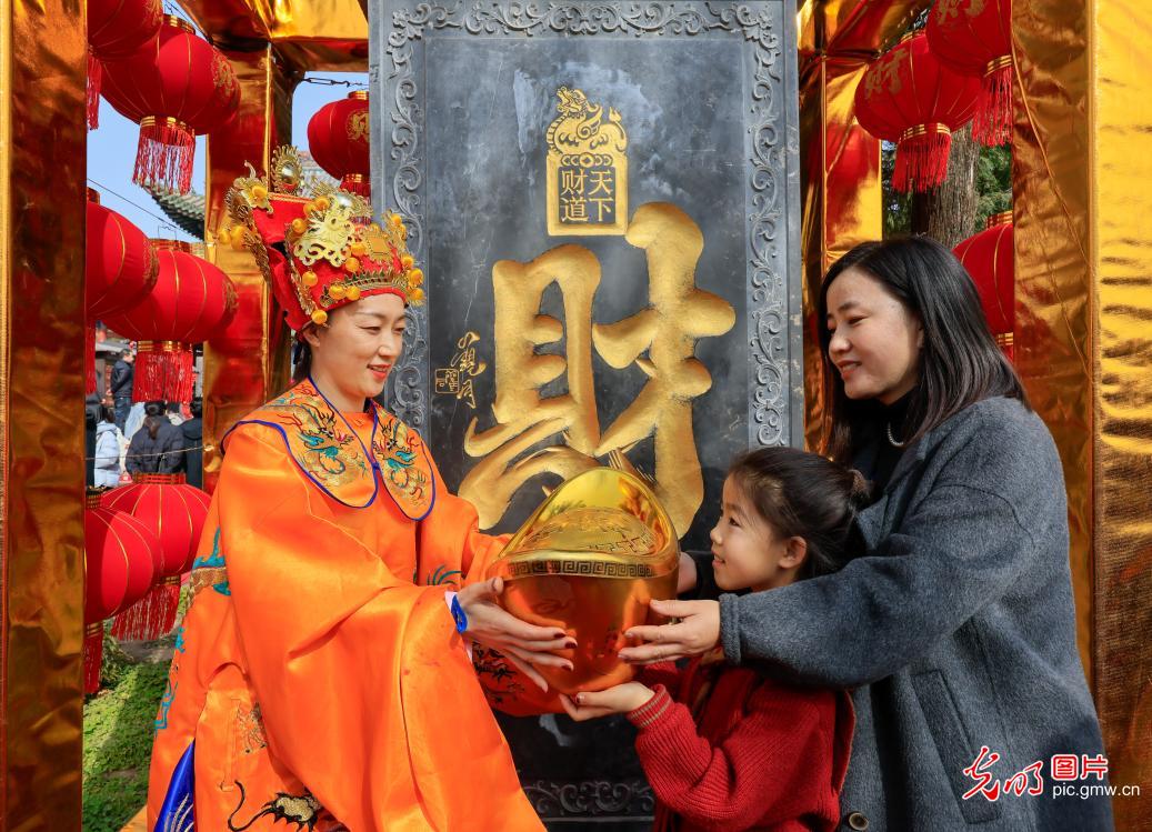 正月初五迎财神 民俗年味里藏着满满新期盼 正月初五迎财神 民俗年味里藏着满满新期盼