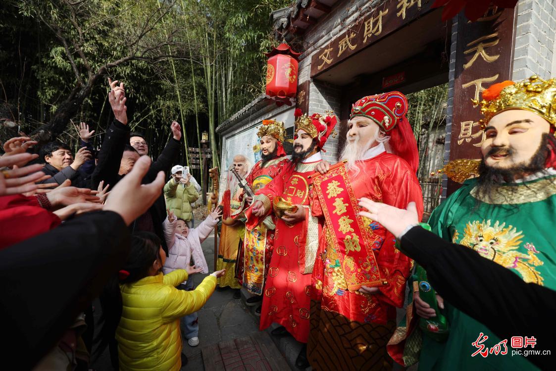 正月初五迎财神 民俗年味里藏着满满新期盼 正月初五迎财神 民俗年味里藏着满满新期盼