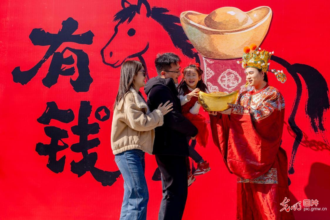 正月初五迎财神 民俗年味里藏着满满新期盼 正月初五迎财神 民俗年味里藏着满满新期盼