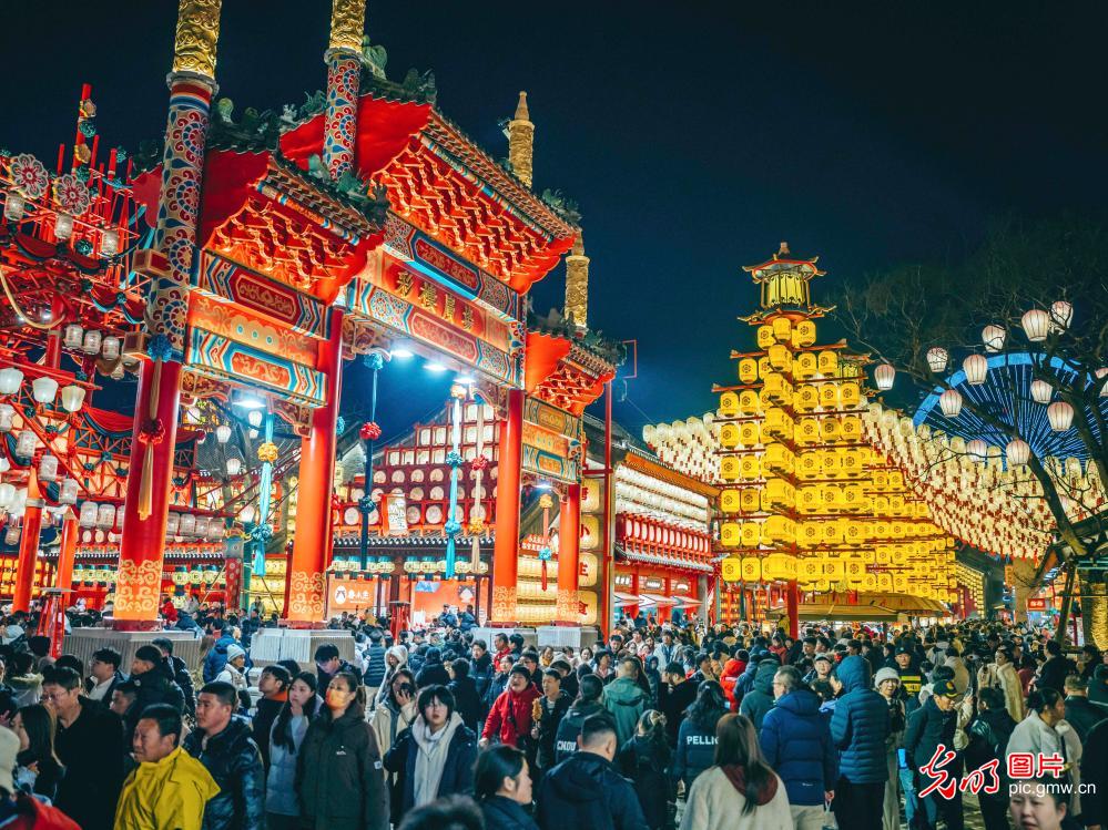 光影绘新春 夜经济让年味更有“烟火劲” 光影绘新春 夜经济让年味更有“烟火劲”