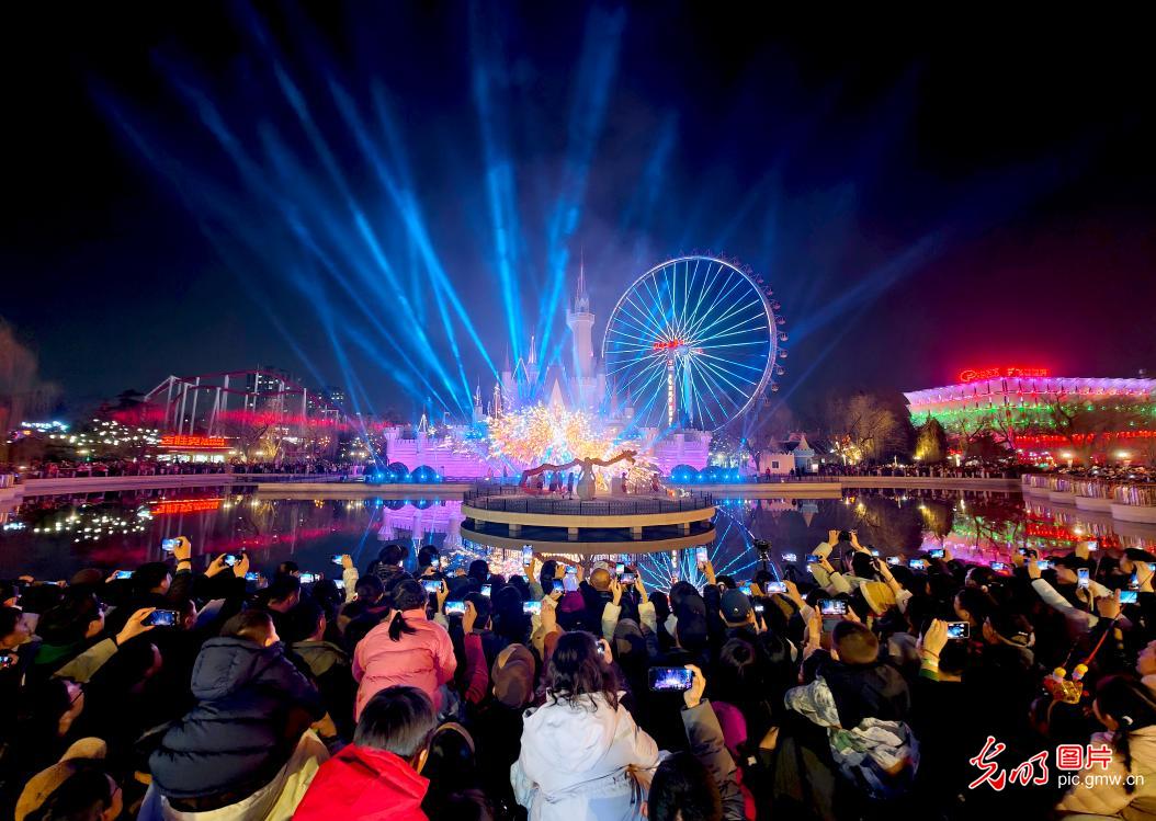 光影绘新春 夜经济让年味更有“烟火劲” 光影绘新春 夜经济让年味更有“烟火劲”