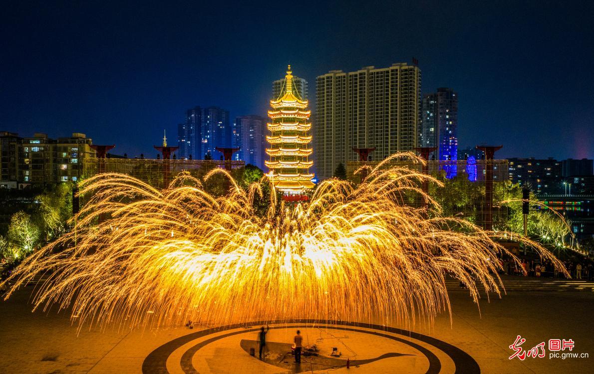 光影绘新春 夜经济让年味更有“烟火劲” 光影绘新春 夜经济让年味更有“烟火劲”