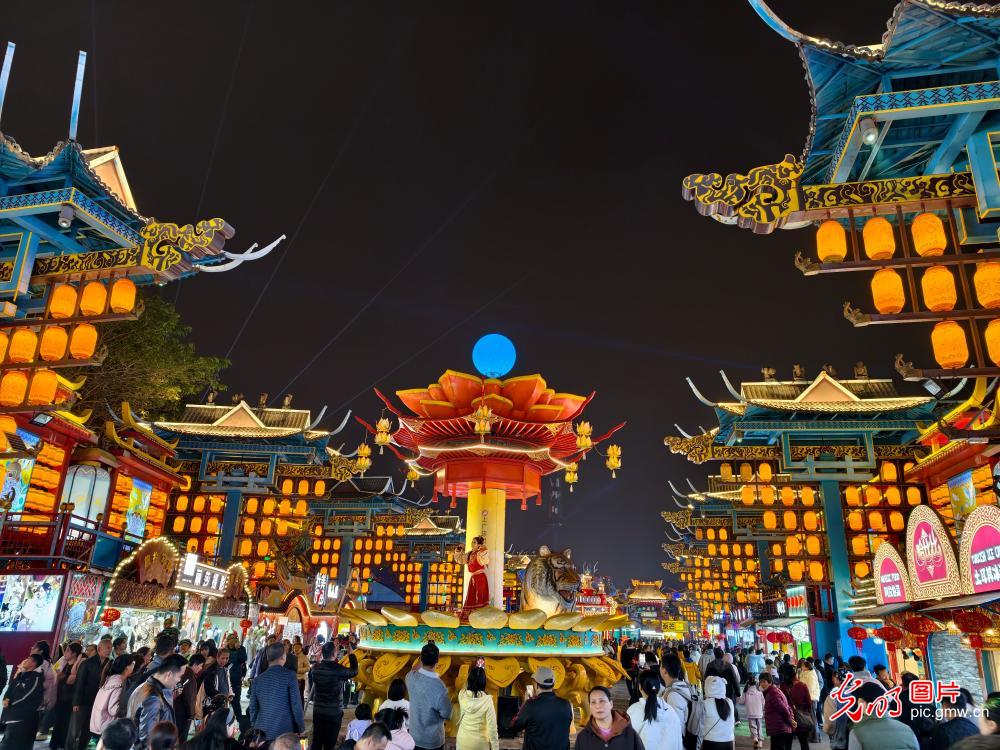 光影绘新春 夜经济让年味更有“烟火劲” 光影绘新春 夜经济让年味更有“烟火劲”