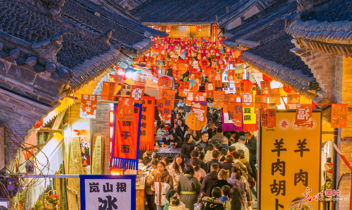 光影绘新春 夜经济让年味更有“烟火劲” 光影绘新春 夜经济让年味更有“烟火劲”