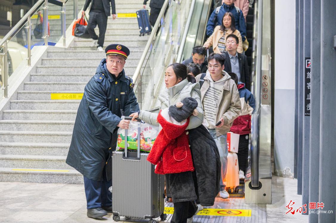 【新春走基层·小镜头里的幸福年】带着期盼赴新程 春运返程秩序井然