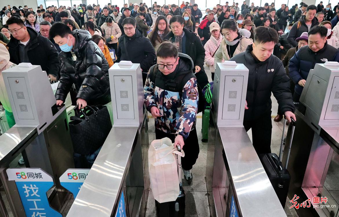 【新春走基层·小镜头里的幸福年】带着期盼赴新程 春运返程秩序井然
