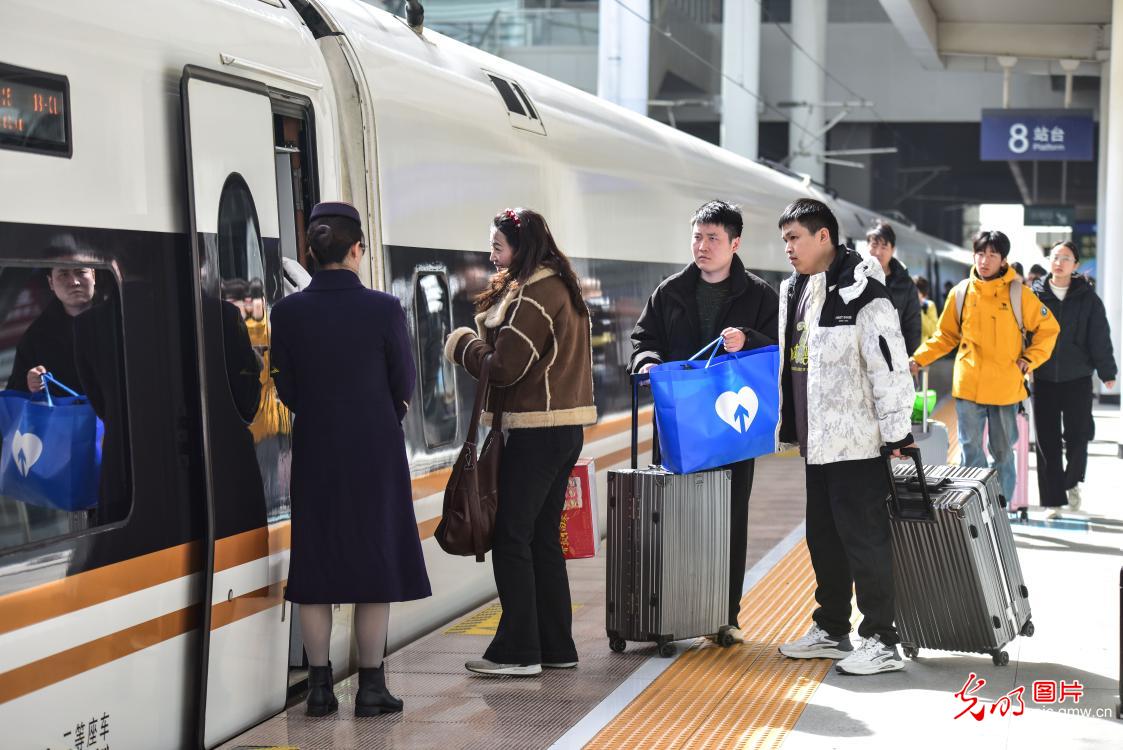 【新春走基层·小镜头里的幸福年】带着期盼赴新程 春运返程秩序井然