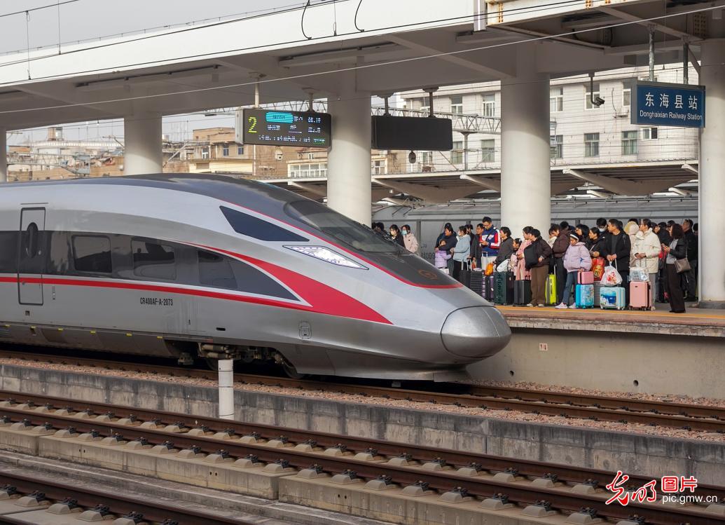 【新春走基层·小镜头里的幸福年】带着期盼赴新程 春运返程秩序井然