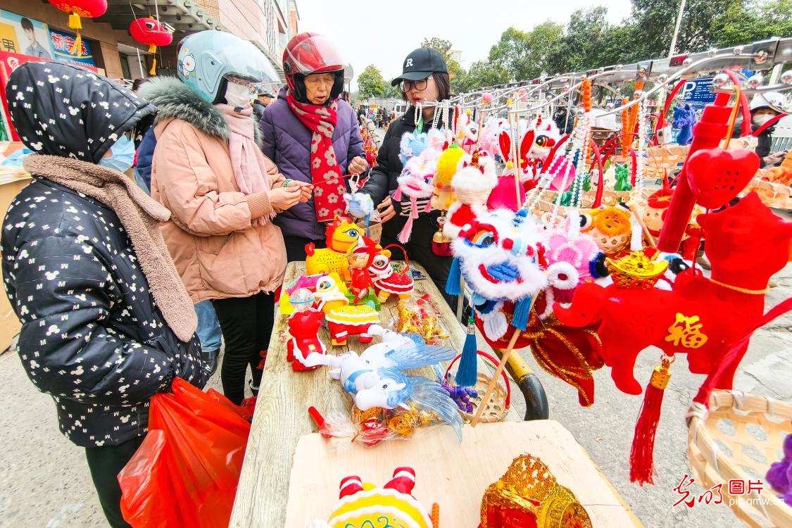 元宵将至 花灯热销