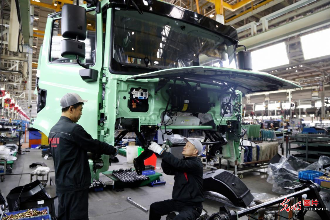 【新春走基层】新春开工首日 各地工厂冲刺开门红 【新春走基层】新春开工首日 各地工厂冲刺开门红