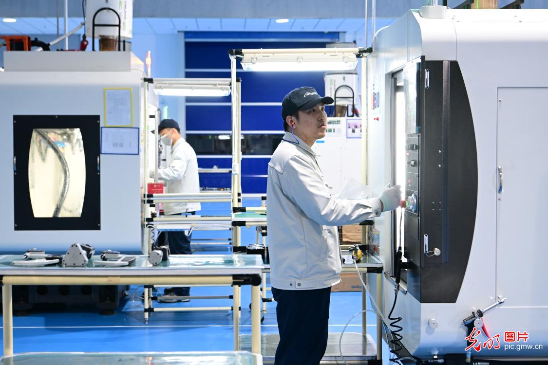 【新春走基层】新春开工首日 各地工厂冲刺开门红 【新春走基层】新春开工首日 各地工厂冲刺开门红