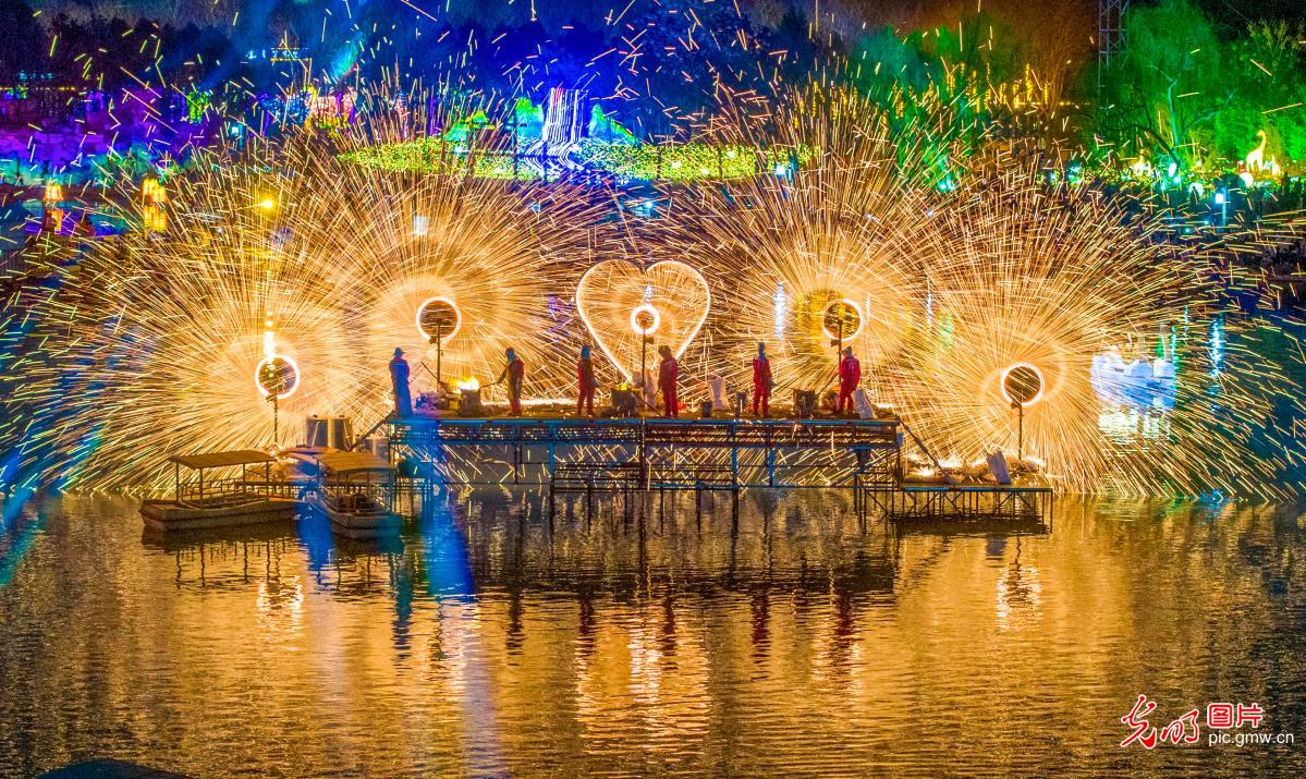 花灯璀璨铁花飞 流光溢彩迎元宵