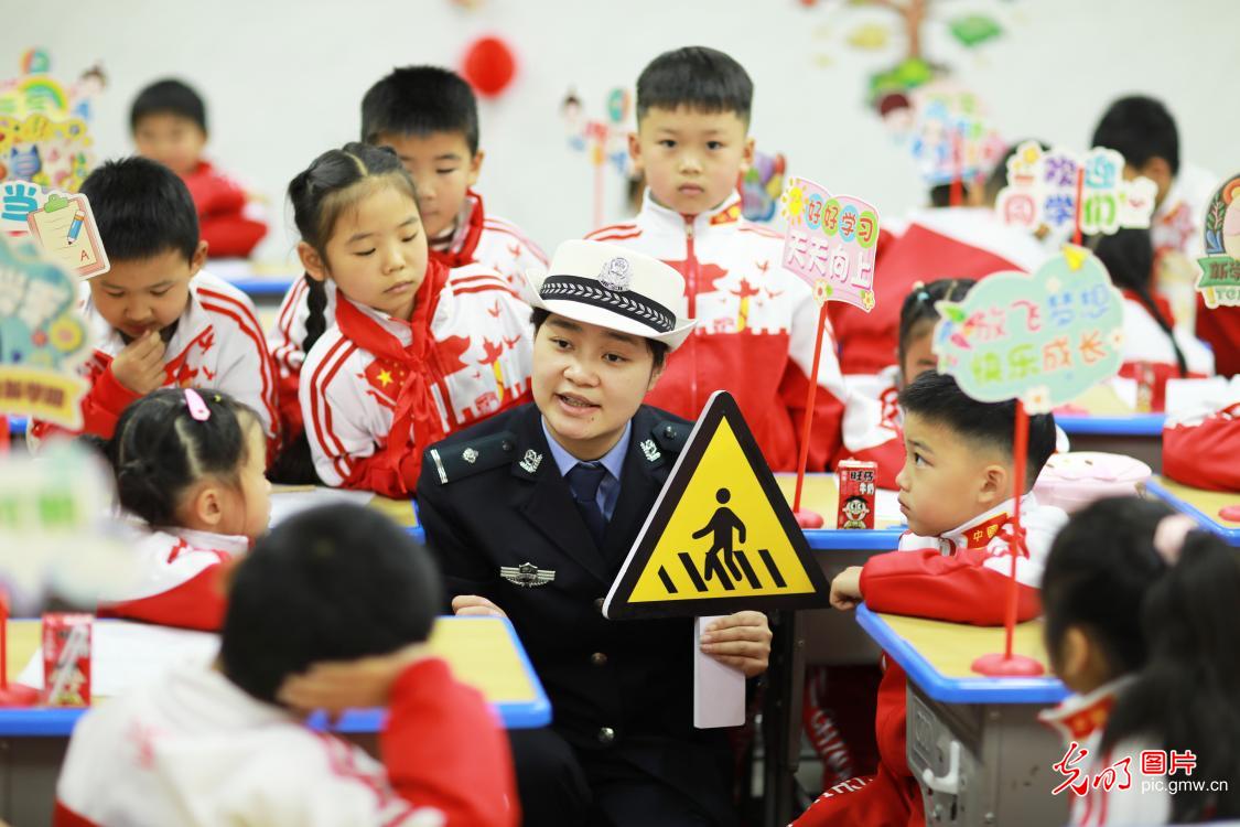 护航开学季 安全进校园 护航开学季 安全进校园