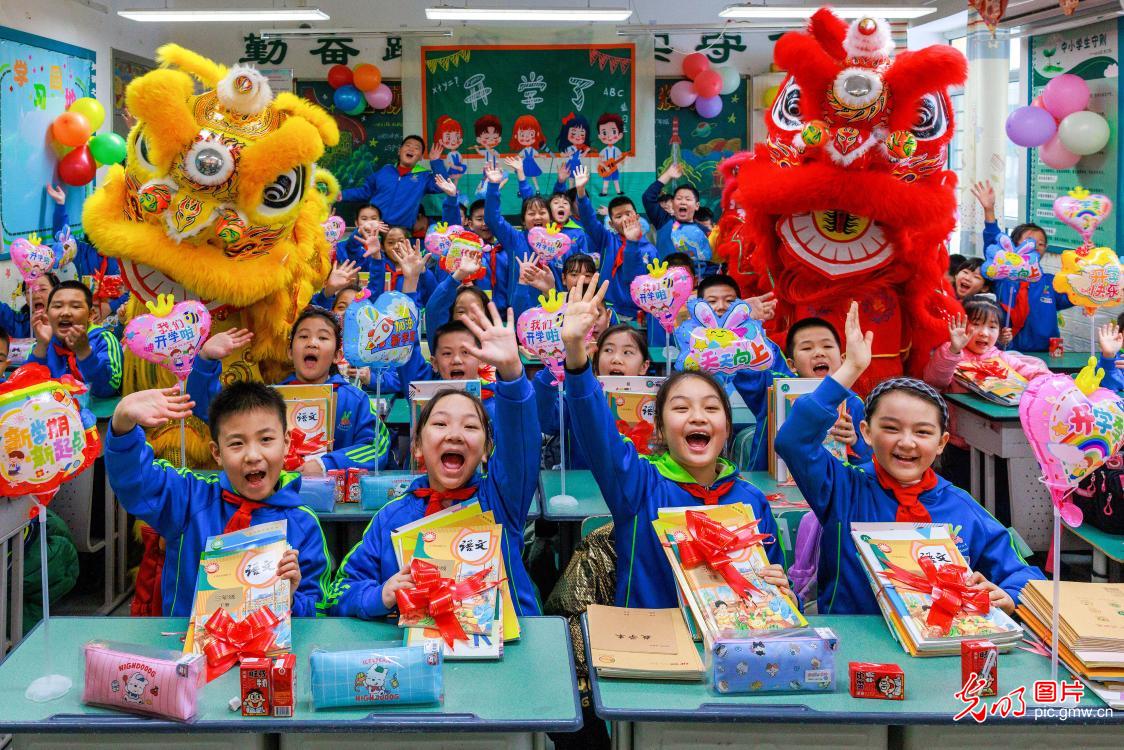 护航开学季 安全进校园 护航开学季 安全进校园