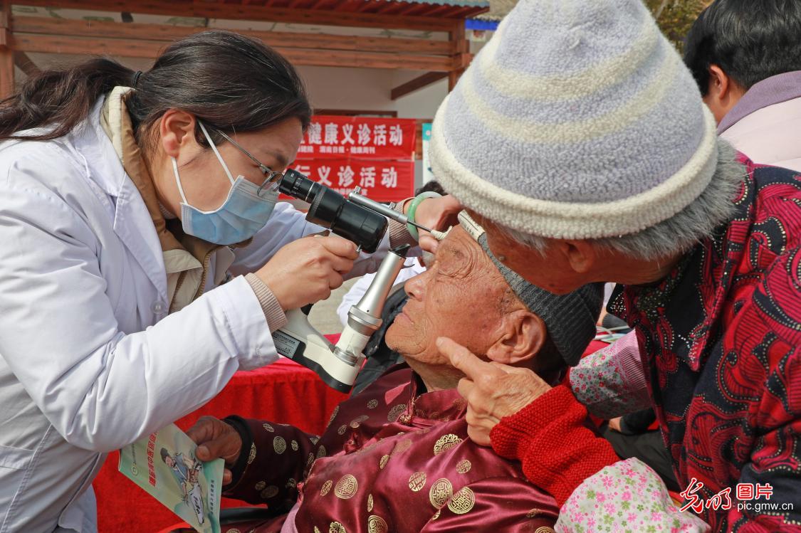 践行雷锋精神 传递时代温暖