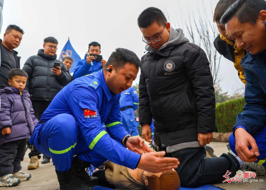 践行雷锋精神 传递时代温暖