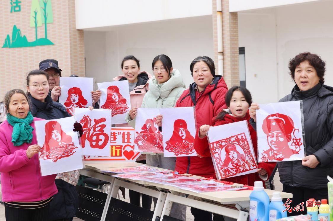 践行雷锋精神 传递时代温暖