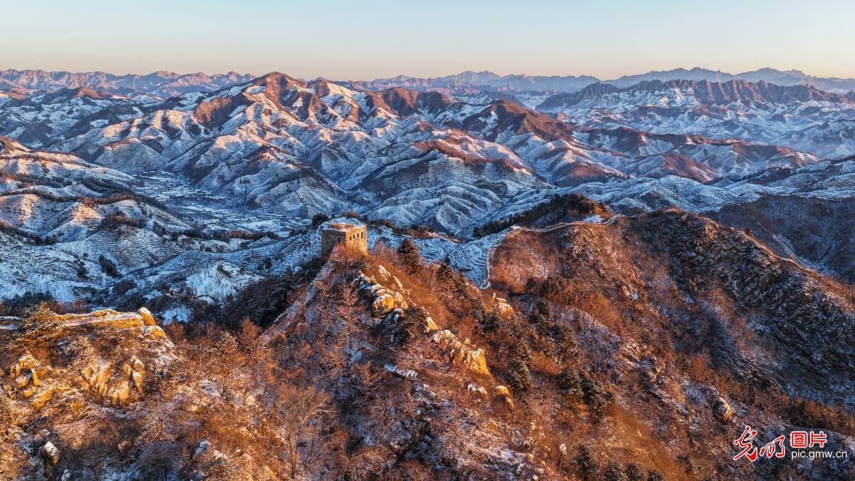 雪后长城壮美如画