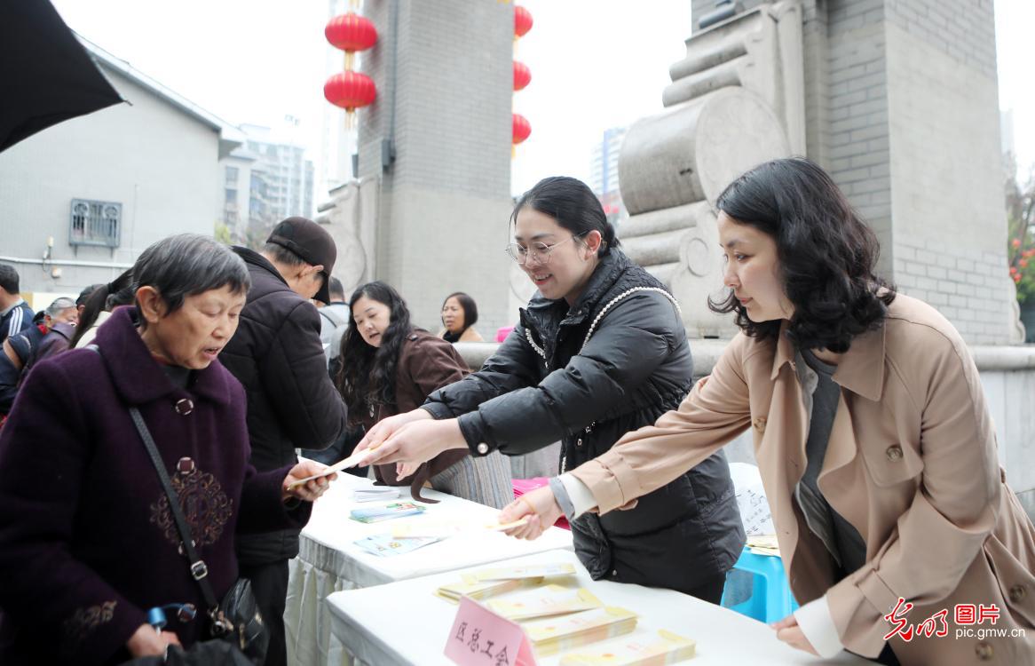 巾帼普法进社区 法治春风润万家 巾帼普法进社区 法治春风润万家