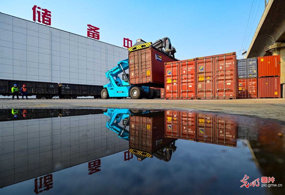 “冀疆班列”安全开行满百日 “冀疆班列”安全开行满百日