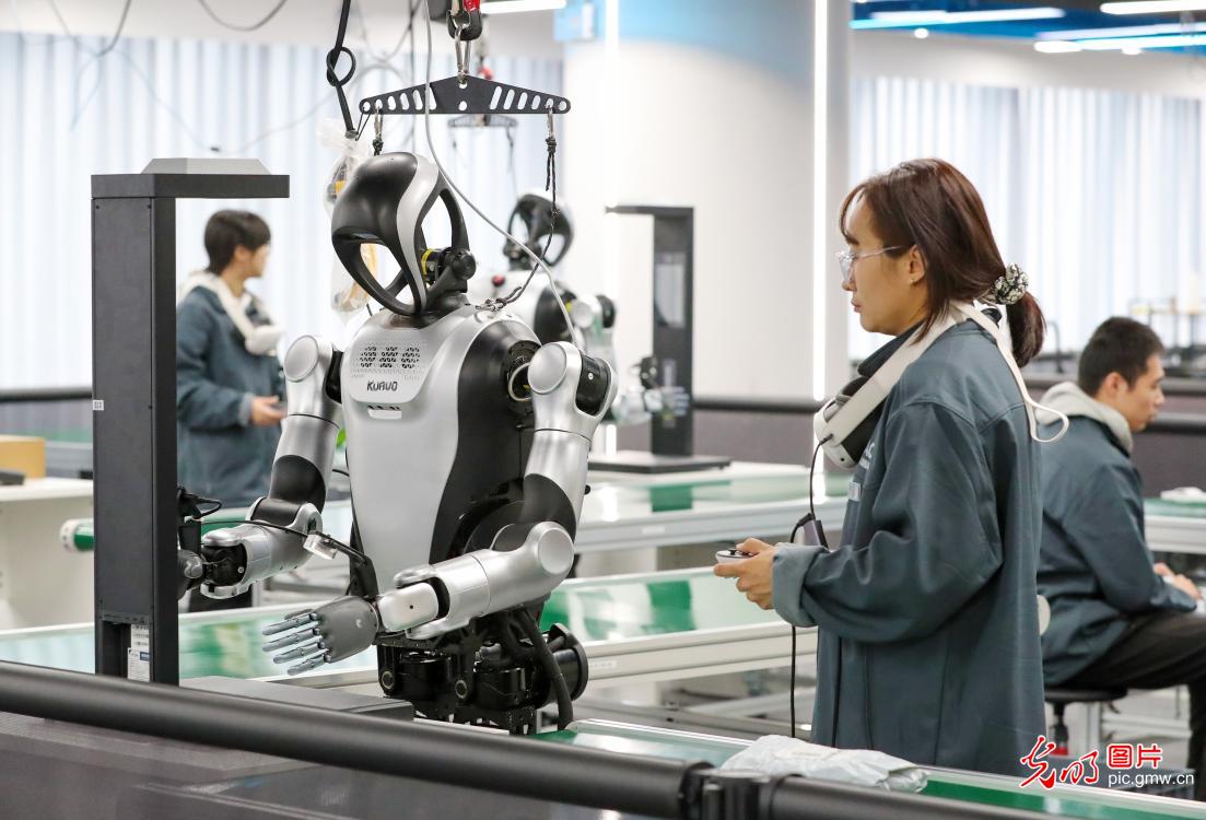 “00后”为机器人当“启蒙老师”