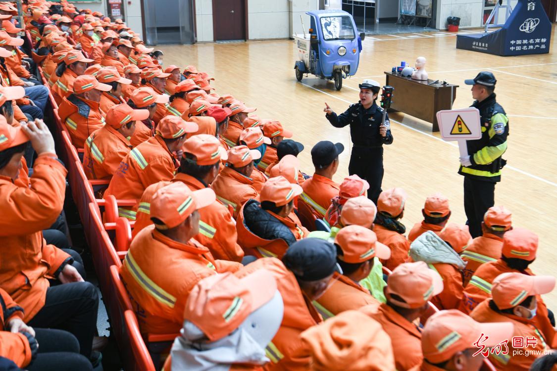 严守环卫交通“安全关”