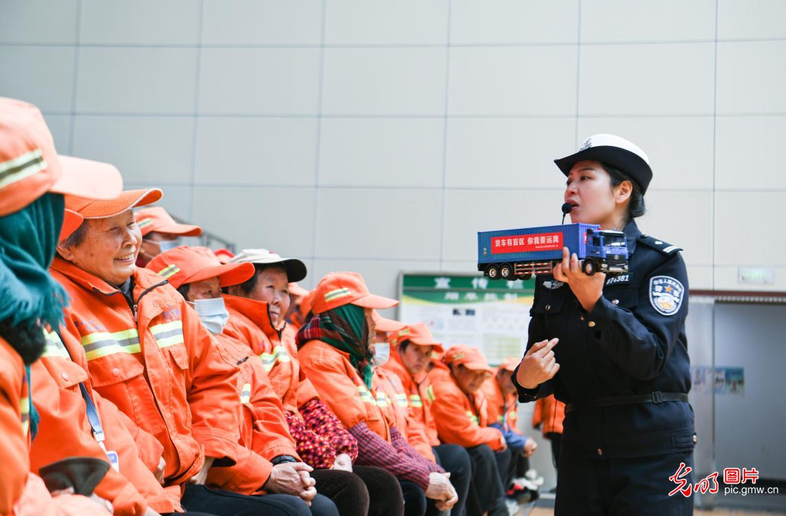 严守环卫交通“安全关”