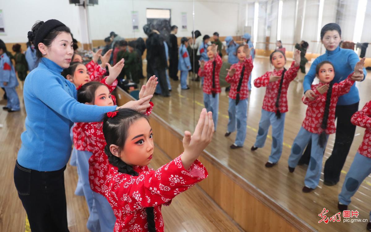 戏剧进校园 传统文化“活”在课堂 戏剧进校园 传统文化“活”在课堂