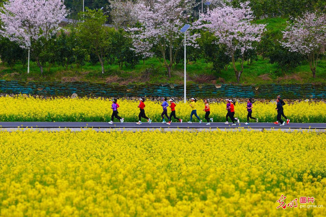 花间奔跑 打卡春天