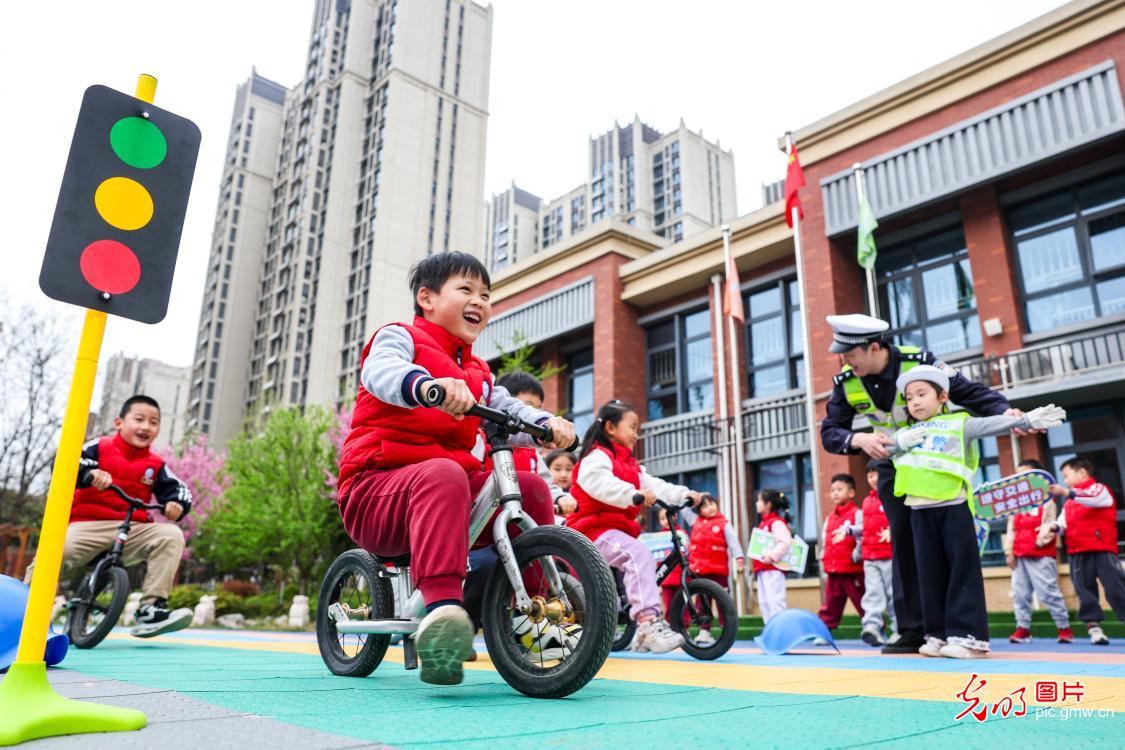 同守护 共成长:各地开展中小学生安全教育日主题活动 同守护 共成长:各地开展中小学生安全教育日主题活动
