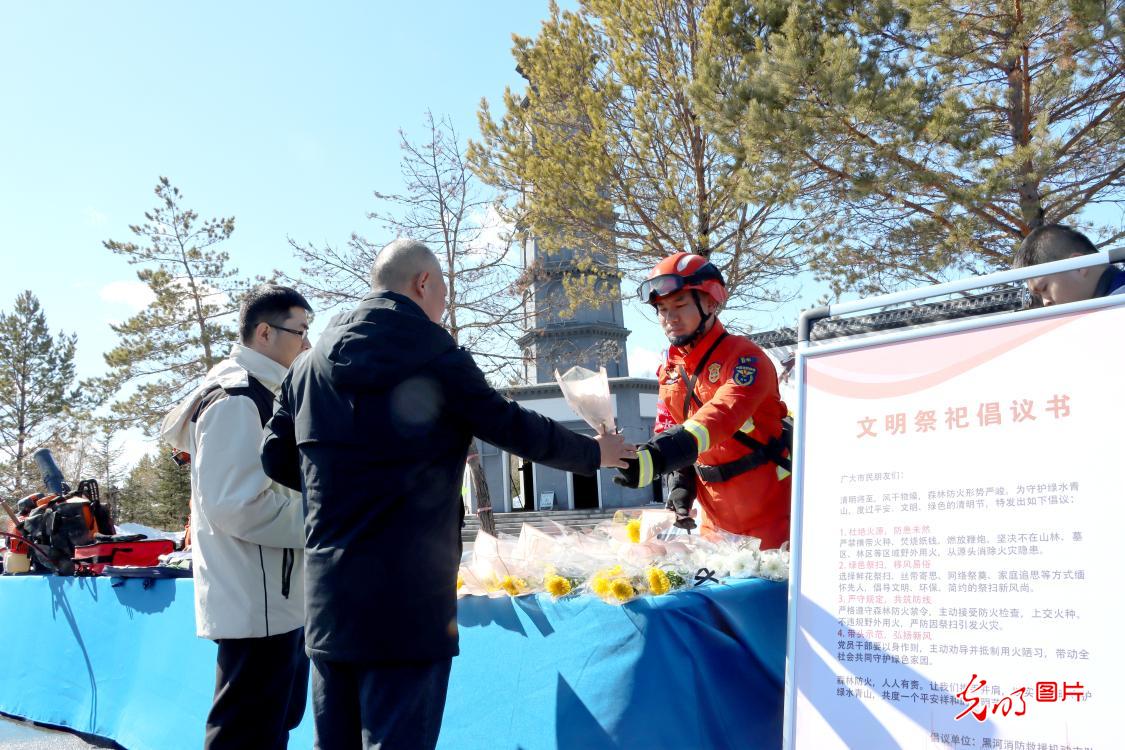 筑牢清明防火线 传递文明祭祀理念