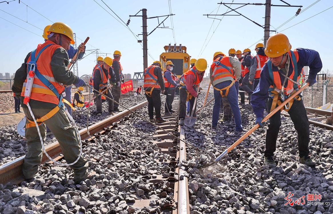 大秦铁路开始春季集中修施工