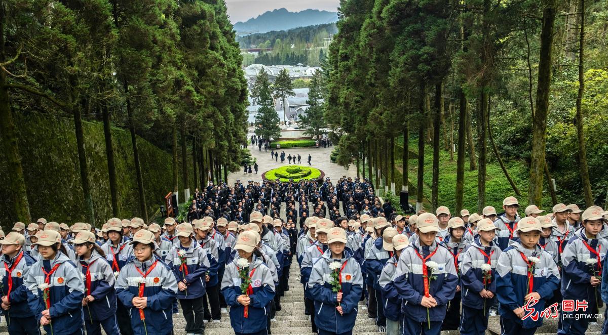 清明寄哀思 英烈永铭记 清明寄哀思 英烈永铭记
