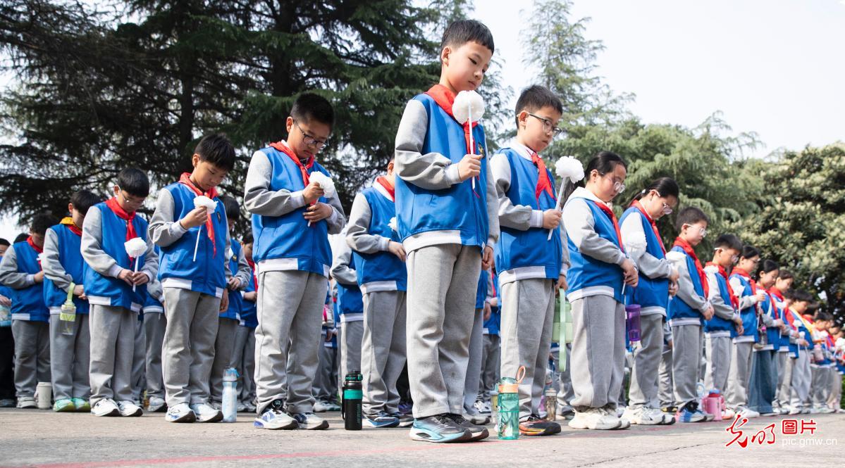 清明寄哀思 英烈永铭记 清明寄哀思 英烈永铭记