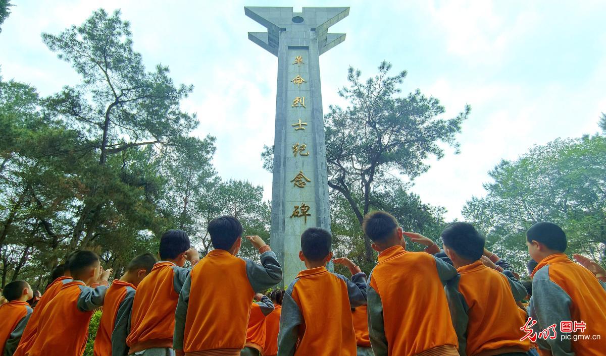 清明寄哀思 英烈永铭记 清明寄哀思 英烈永铭记